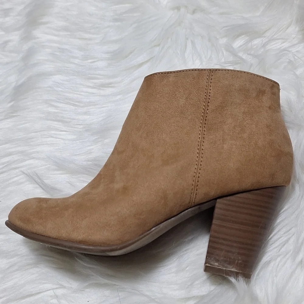 Old Navy Tan size 8 ankle boots